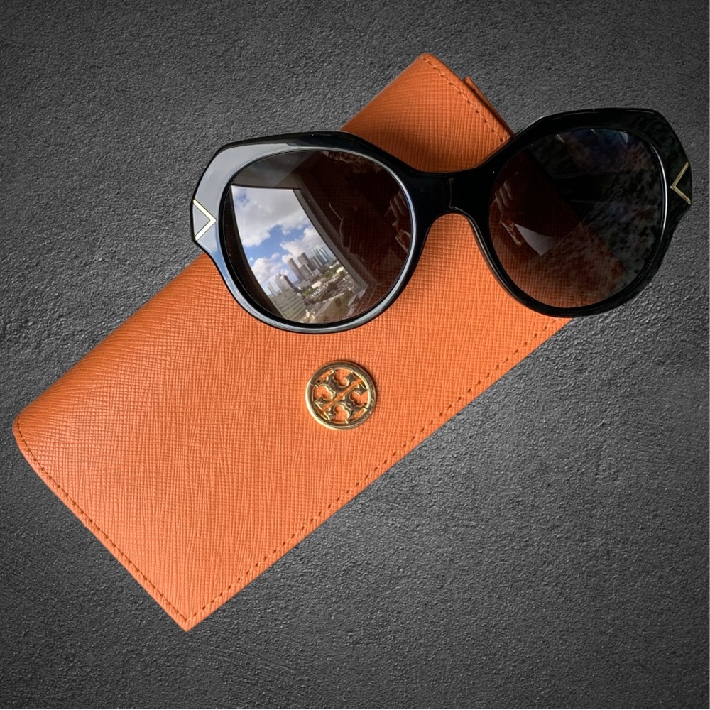NWT and FREE CASE Tory Burch sunglasses 🕶️